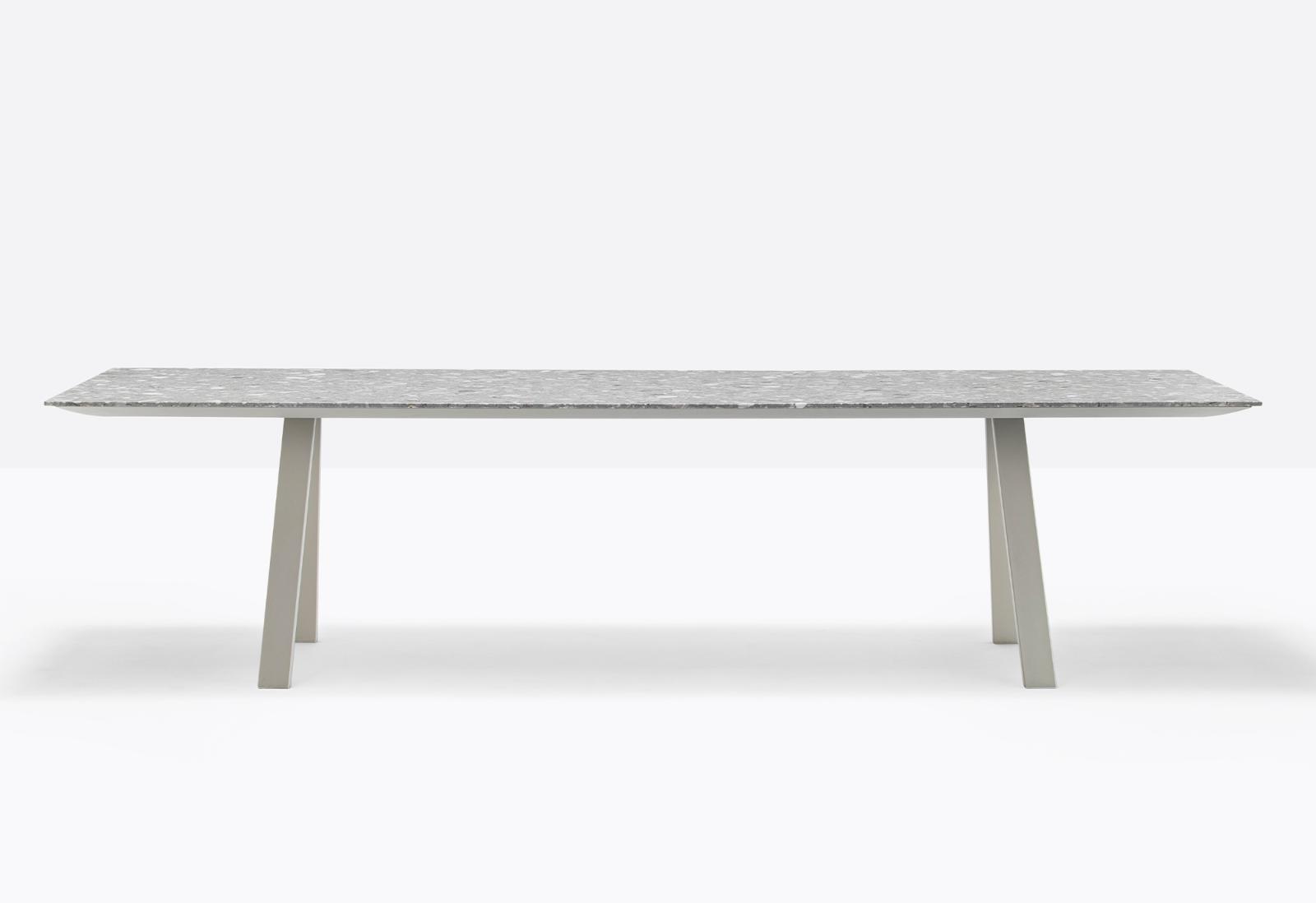 Aluminium table' ' collection point